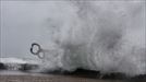 San Sebastián cierra los paseos marítimos ante la alerta de fuerte oleaje