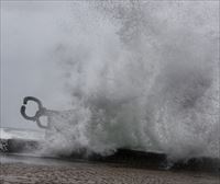 San Sebastián cierra los paseos marítimos ante la alerta de fuerte oleaje