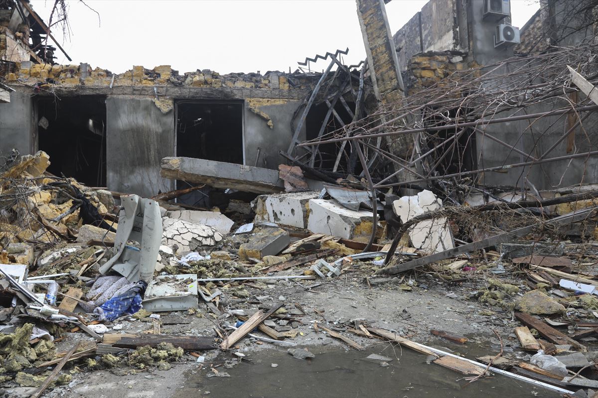 Destrozos tras un ataque con drones en Odesa. Foto: EFE.