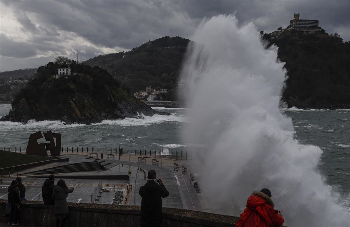 Una gran ola rompe contra el Paseo Nuevo de San Sebastián. Foto: EFE
