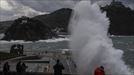 El mar embravecido muestra toda su fuerza con grandes olas en la costa vasca