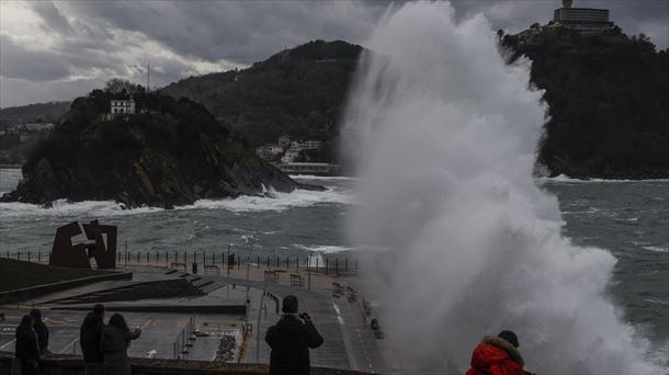 Una gran ola rompe contra el Paseo Nuevo de San Sebastián. Foto: EFE