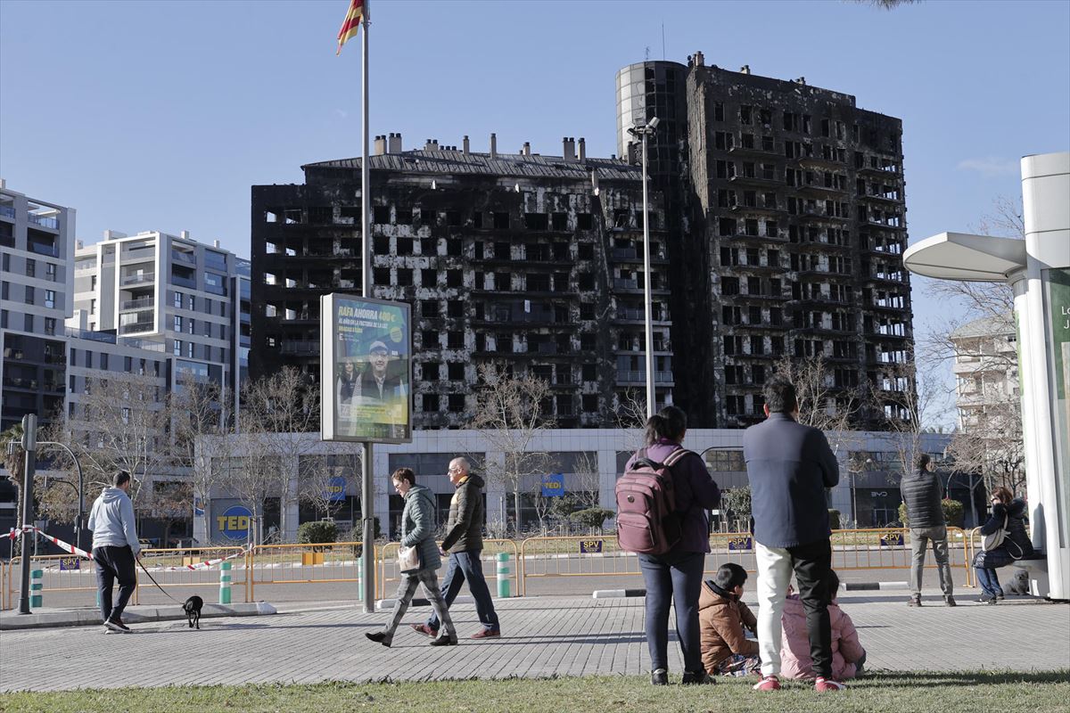 Edificio incendiado en Valencia. Foto: EFE