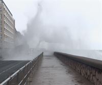 Las olas han calado a más de uno que se ha acercado a verlas este sábado a Donostia