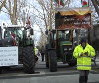 Los agricultores se han concentrado frente a Mendizorrotza antes del partido del Álaves