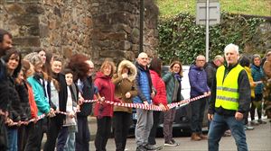 Antzuolako bizilagunek protesta egin dute Trekutzeko parke eolikoaren proiektuaren aurka