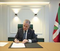 El lehendakari firma el decreto de convocatoria de elecciones