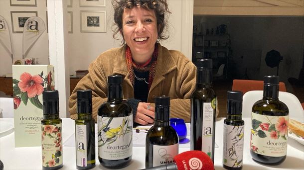 Marta Ortega junto a sus aceites de oliva virgen extra ecológico en Yecla