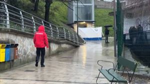 Behargin bat hil da Arrasaten, hiru metroko sakoneran, kutxatila baten barruan lanean ari zela