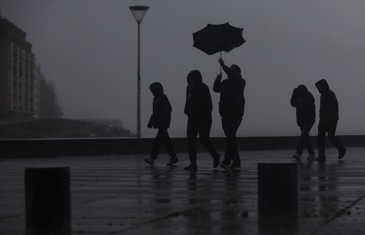 Un día lluvioso, en Donostia. Foto: EFE.