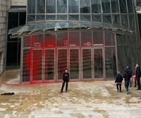 Lanzan pintura al Guggenheim de Bilbao en protesta contra el proyecto de Urdaibai