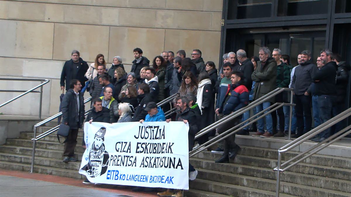 EITBko langileek elkarretaratzea egin dute Pablo Gonzalezen egoera salatzeko