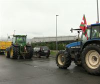 Nueva tractorada de protesta en el polígono de Jundiz de Vitoria-Gasteiz