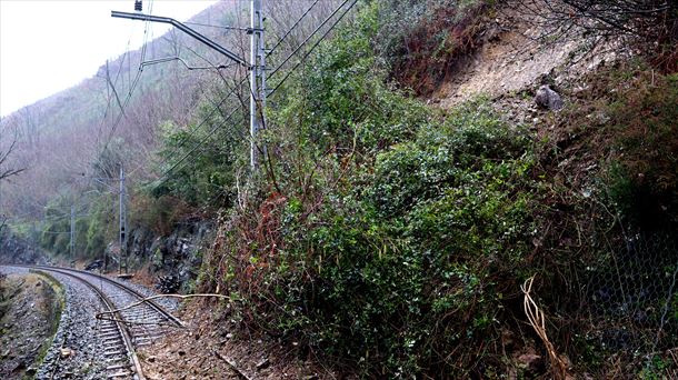 Desprendimiento sobre la vía entre Elgoibar y Mendaro (Gipuzkoa).