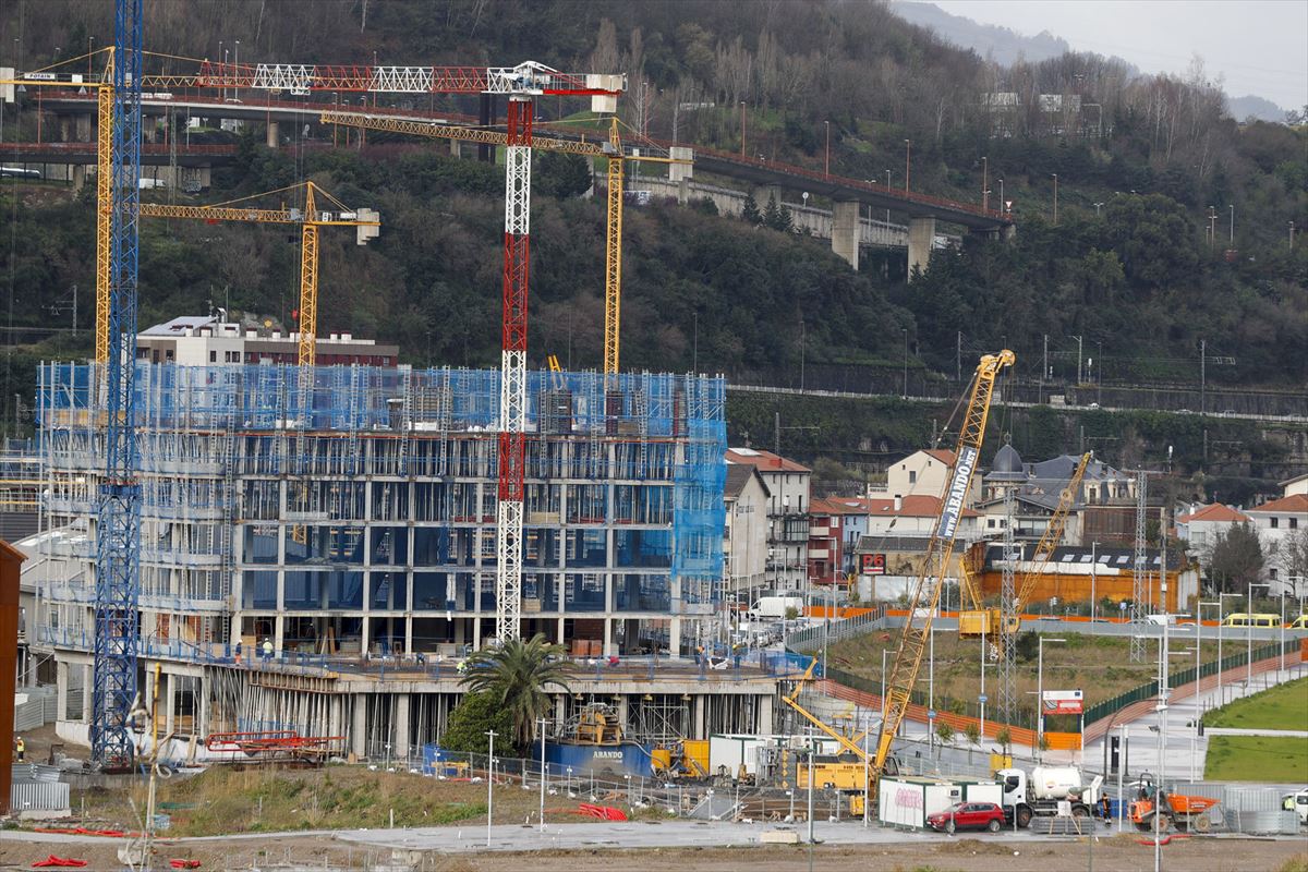 Viviendas en construcción en una foto de archivo. Foto: EFE.