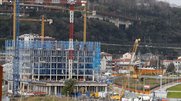 Viviendas en construcción en una foto de archivo. Foto: EFE.