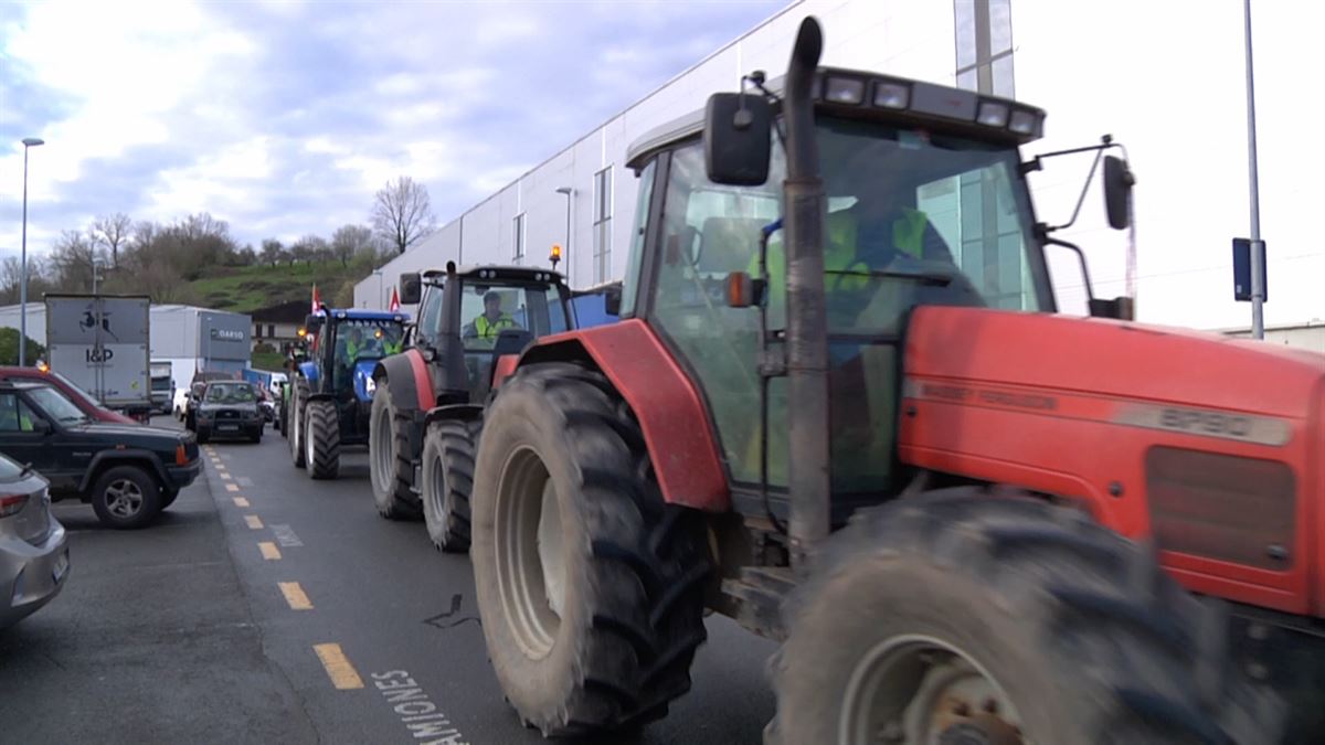 Tractores parten de Errenteria. Imagen obtenidda de un vídeo de EITB Media.