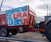 80 tractores se han concentrado ante la sede de la Agencia Vasca del Agua (URA) en Portal de Gamarra