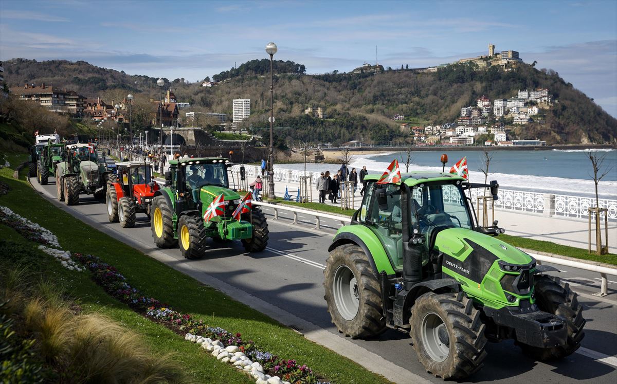 Tractores en Donostia, este 1 de marzo. Foto: EFE