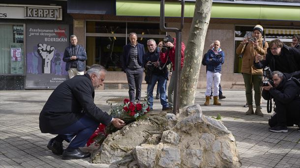 Ángel Víctor Torres en la ofrenda florar a las víctimas del 3 de marzo