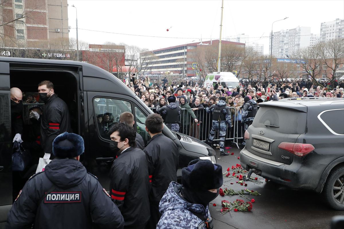 Miles de moscovitas se acercan a despedir a Navalni. EFE.  