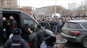Breve y multitudinario adiós a Alexei Navalni, en una acto celebrado bajo fuertes medidas de seguridad