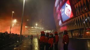 El Athletic condena los ''graves altercados'' y el Atlético denuncia el ''deficiente operativo de seguridad''