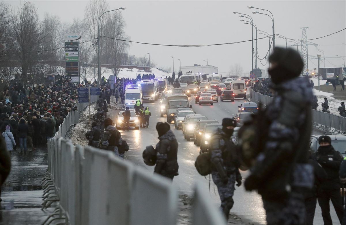 Policías vigilan el funeral de Navalni. Foto: EFE