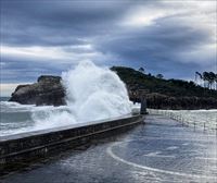 El temporal continuará en Euskadi hasta el martes, con avisos, fuertes vientos y olas de 5 metros