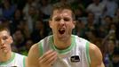 El golpe que provoca la fractura de mandíbula a Xavi Rabaseda durante el Unicaja-Bilbao Basket