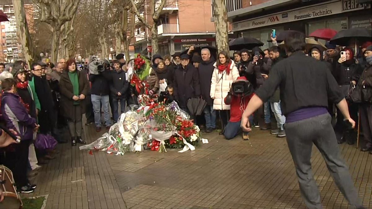 Los partidos políticos participan en la ofrenda floral en recuerdo a las víctimas del 3 de marzo