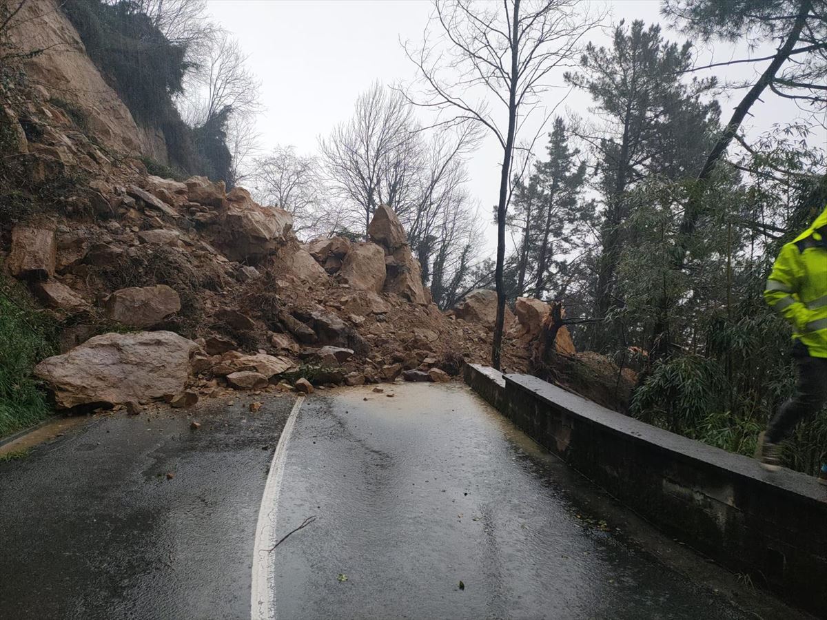 La carretera GI-3361 está cortada en ambos sentidos. Foto: Diputación Foral de Gipuzkoa
