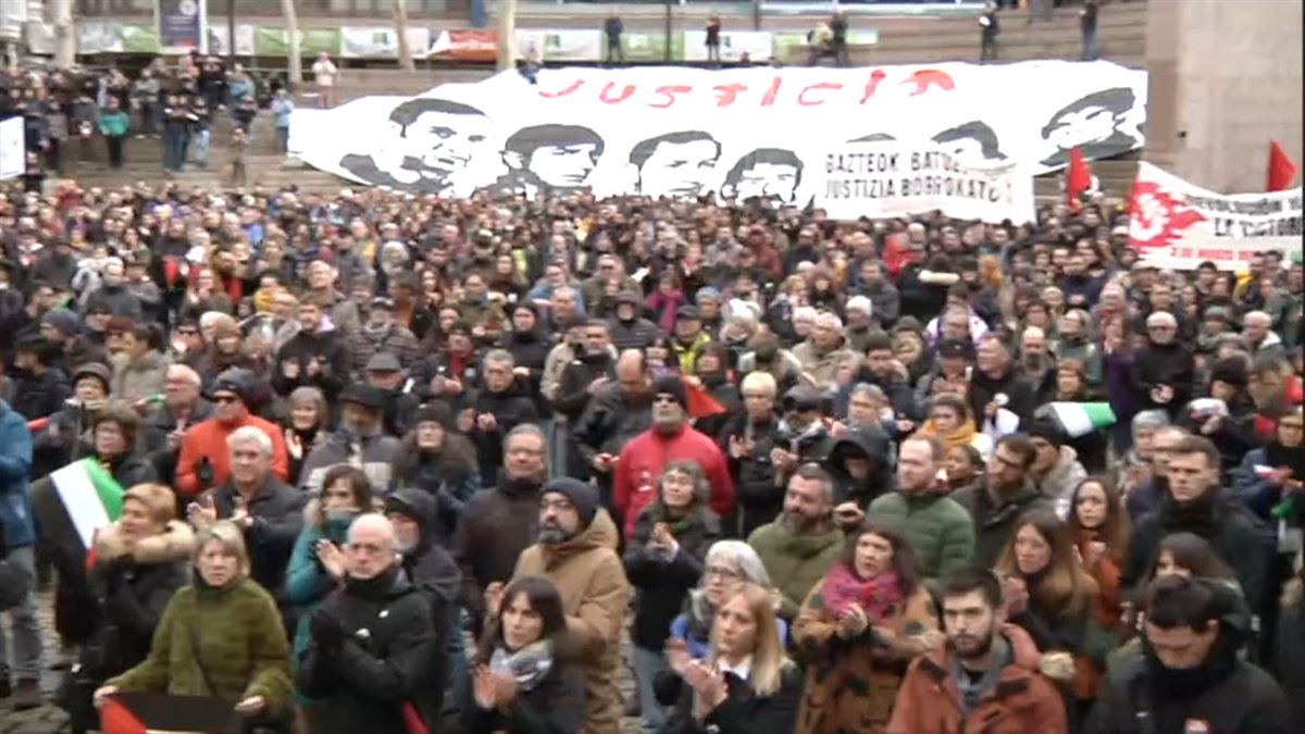 Manifestación por la memoria de las víctimas del 3 de marzo, hoy, en Vitoria-Gasteiz. 