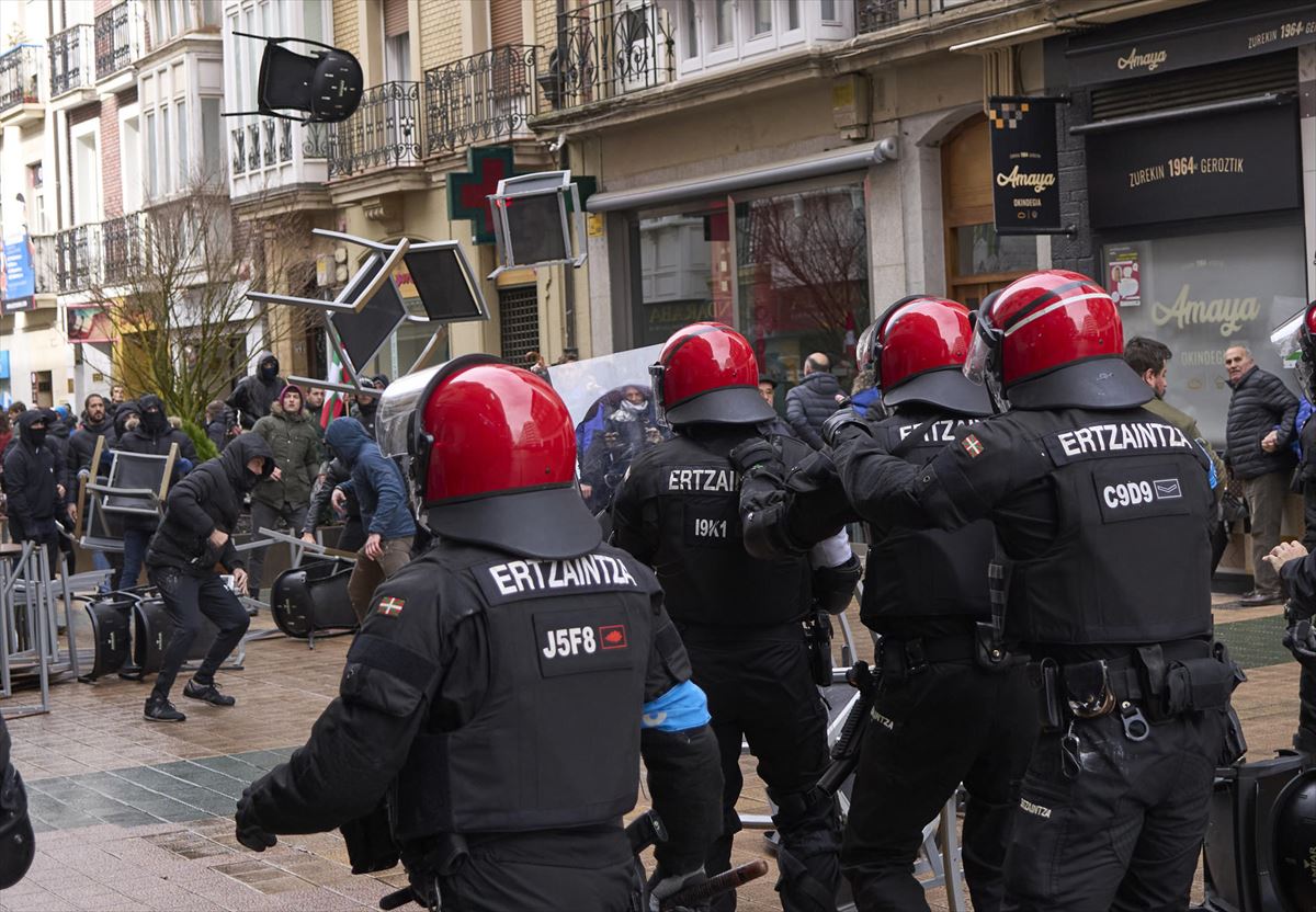 Momento en el que detienen a un manifestante hoy, en Vitoria-Gasteiz. Foto: EFE
