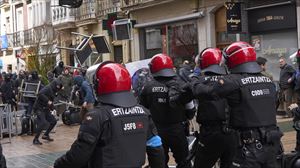 Istiluak izan dira Gasteizen martxoaren 3ko biktimen omenez egindako manifestazioan