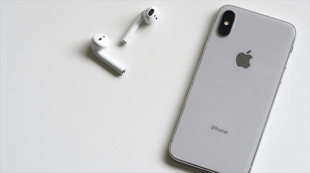 Un iphone y unos auriculares. Pexels.