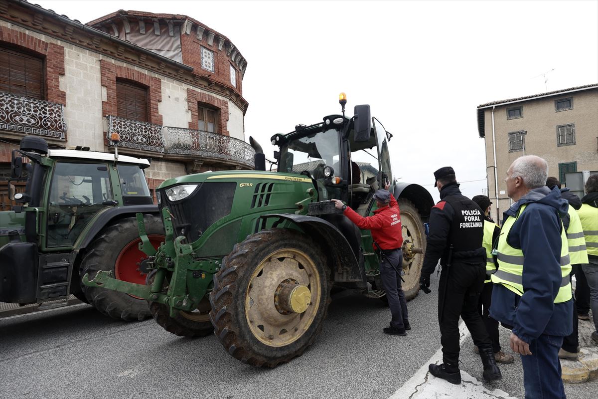 La Policía Foral conversa con los agricultores este lunes en Olite (Navarra). Foto: EFE