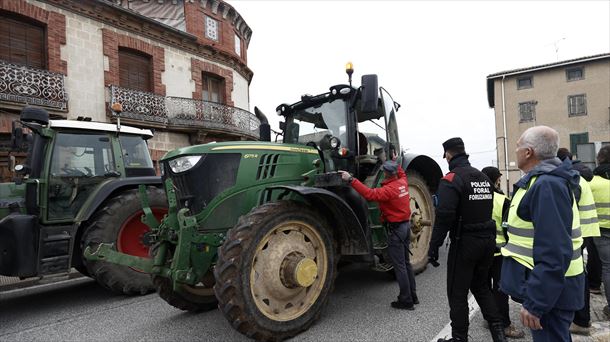 La Policía Foral conversa con los agricultores este lunes en Olite (Navarra). Foto: EFE