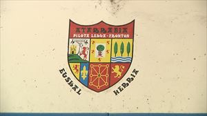 Villava deberá borrar el escudo del frontón que contiene siete provincias y el término Euskal Herria
