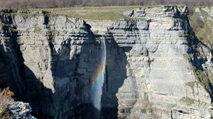 Nerbioiko ur-jauzia ostadarraren koloreekin apaindu da