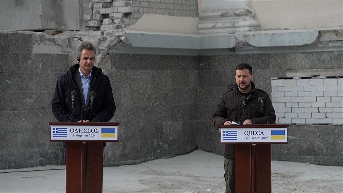 Mitsotakis y Zelenski. Foto: AFP