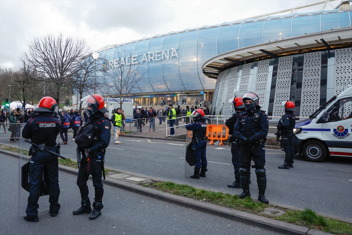 Ertzainas en el exterior del Reale Arena, en la previa del partido Real Sociedad-PSG. Foto: EFE