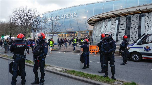 Ertzainas en el exterior del Reale Arena, en la previa del partido Real Sociedad-PSG. Foto: EFE