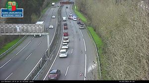 Pertsona bat hil da AP-8 autobidean, Mendaro parean, kamioi batek harrapatuta