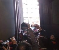 Nekazariak eta abeltzainak indarrez sartzen saiatu dira Nafarroako Parlamentuan