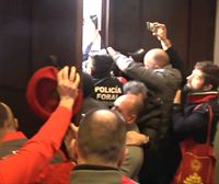 Decenas de agricultores intentan entrar al Parlamento de Navarra por la fuerza