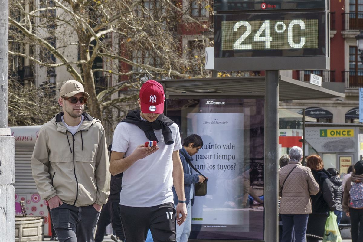 Un termómetro callejero marcando 24 °C en pleno invierno. 