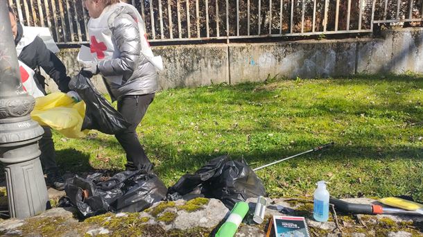 Recogida de basura en el río Batan de Gasteiz de la mano de la Cruz Roja