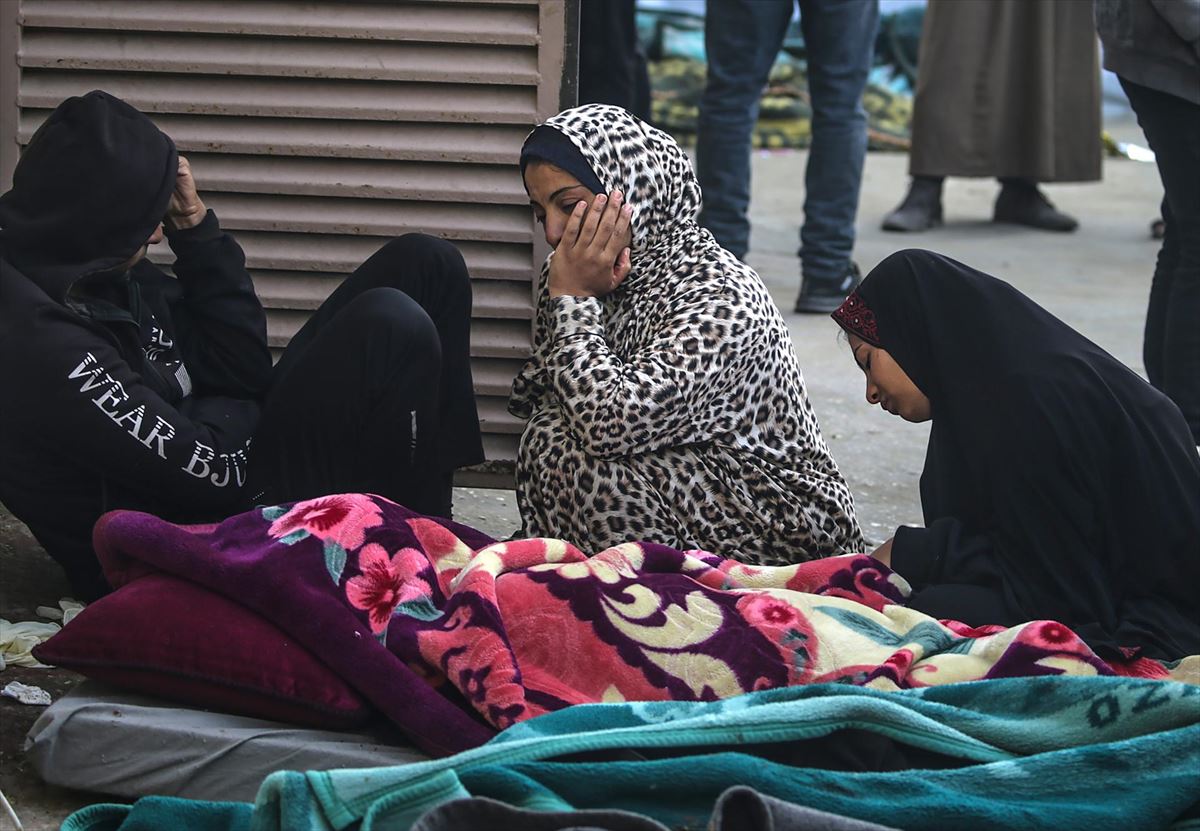 Gazatíes llorando a los muertos. EFE. 