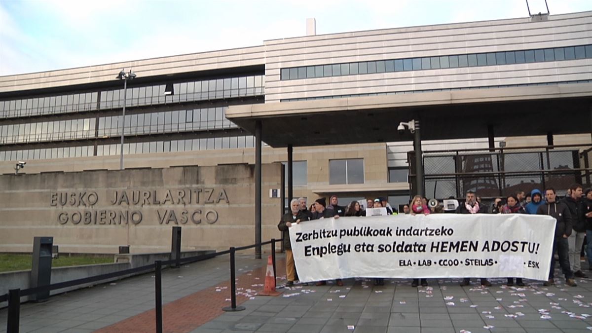 Imagen de archivo de una protesta de trabajadores públicos frente a la sede del Gobierno Vasco. 